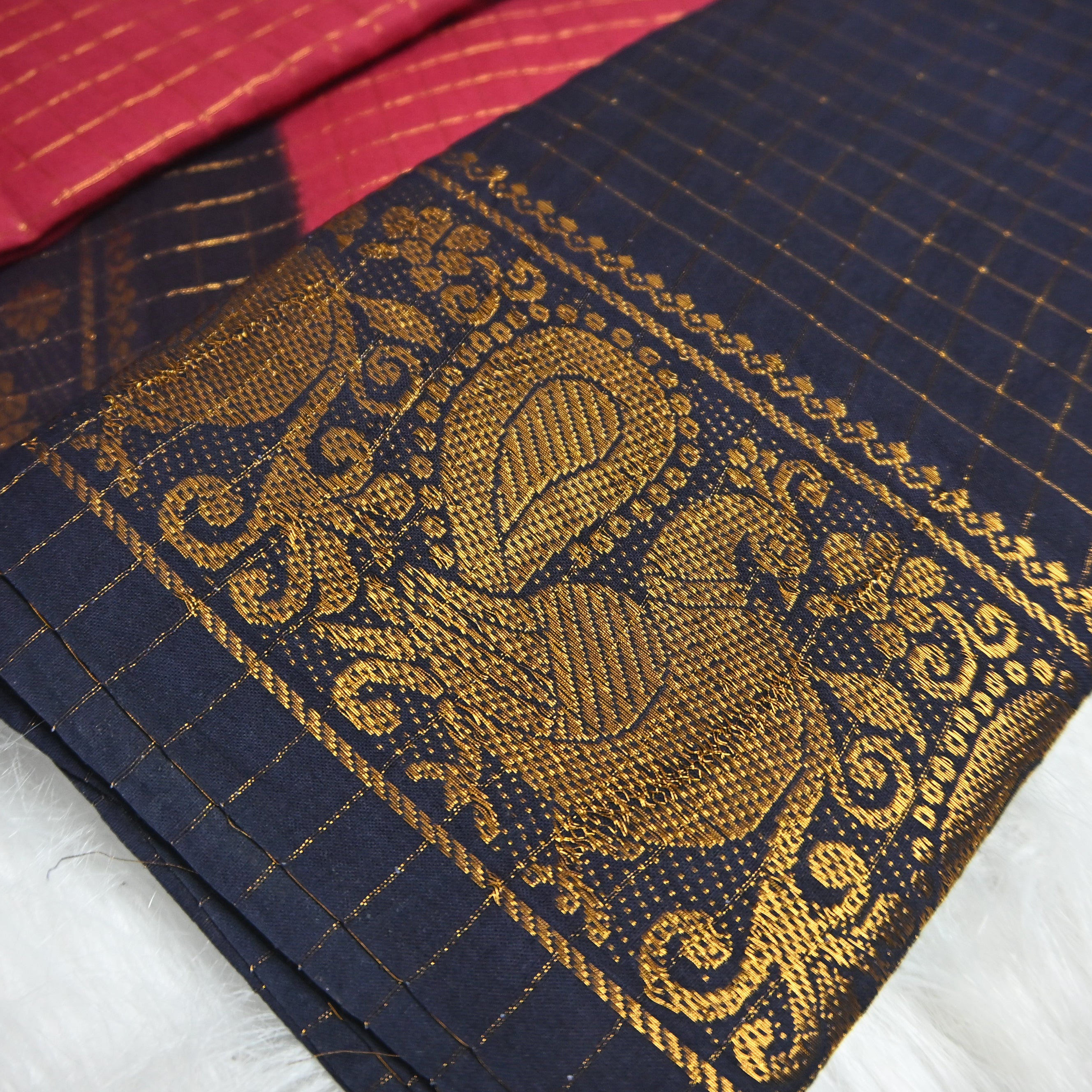 Red and dark blue checked Sungudi saree